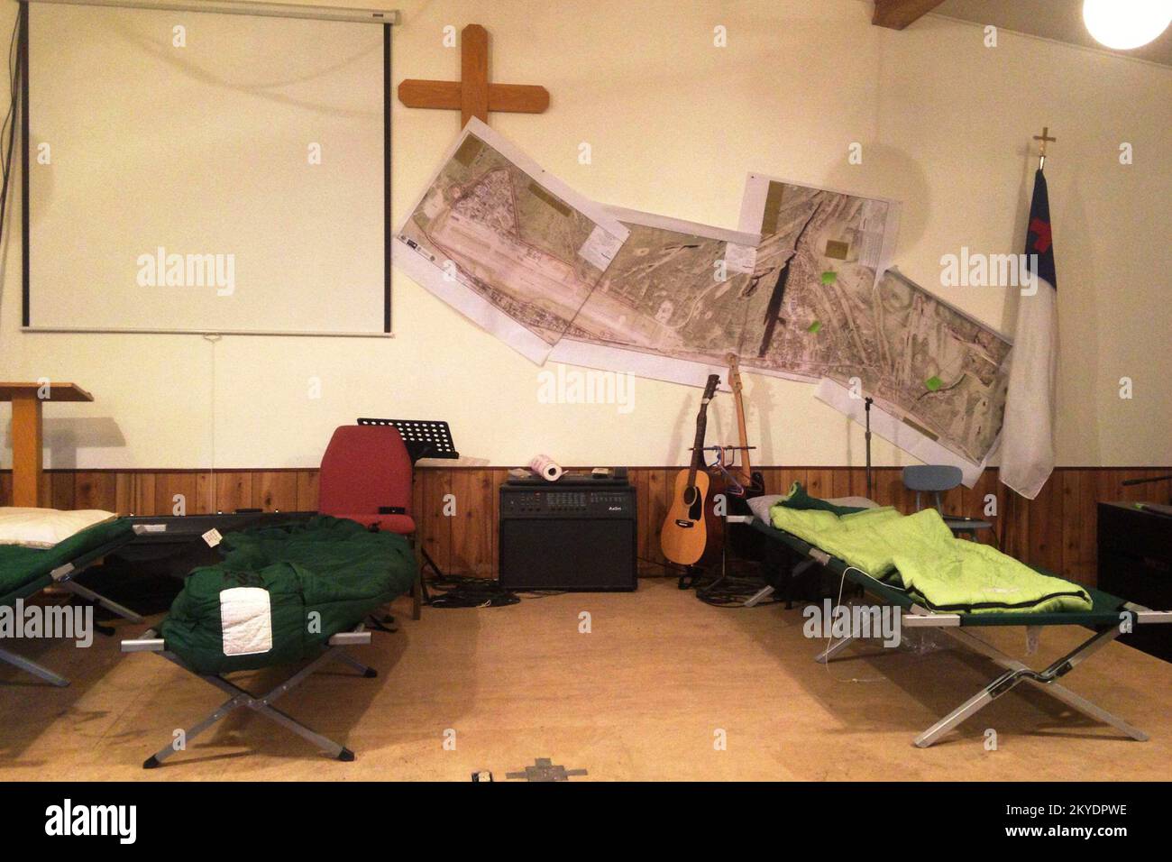 Alaska, 19 settembre 2013 la Chiesa della Bibbia di Galena nell'interno dell'Alaska era fra il 90%%%%%%%%%% di strutture colpite da alluvioni di primavera; il tappeto della chiesa è stato rimosso, e sarà sostituito. Anche se ancora serve come luogo di culto, la chiesa ospita anche volontari di tutta la nazione che hanno lavorato più di 10.000 ore per aiutare la gente del posto a recuperare. Savannah Brehmer/FEMA. Inondazione dell'Alaska. Fotografie relative a disastri e programmi, attività e funzionari di gestione delle emergenze Foto Stock