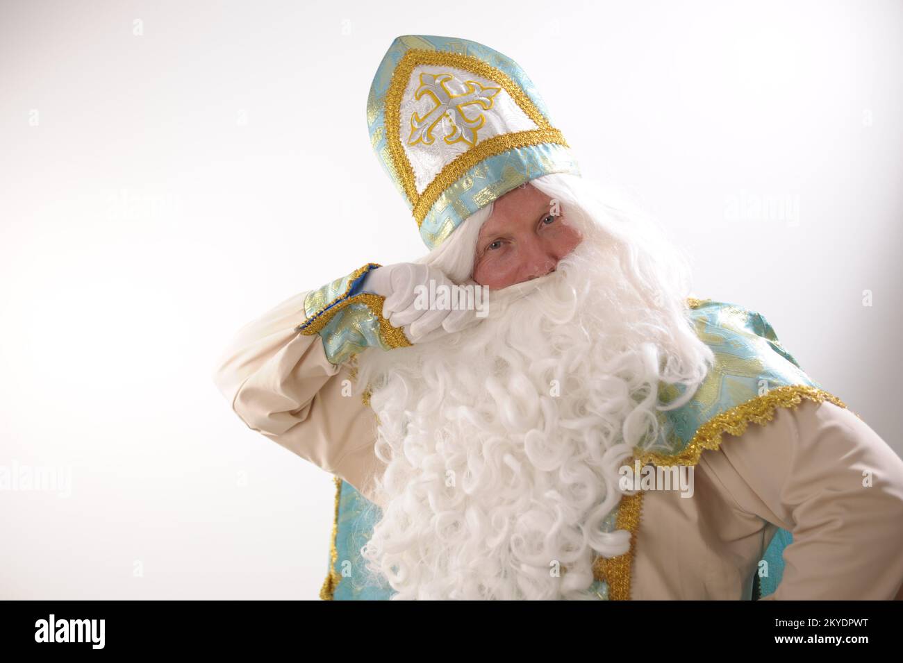 Ritratto di Sinterklaas USA su sfondo bianco. Olandese Babbo Natale San Nicola natale nuovo anno bianco barba ricca e vestito blu dorato di San Nicola su uno sfondo bianco nella pubblicità studio Foto Stock