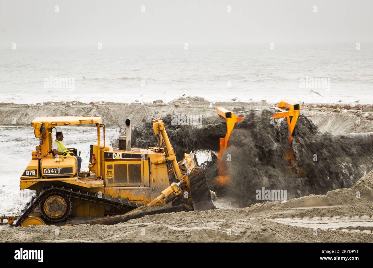 Atlantic City, N.J., 11 luglio 2013 la sabbia viene dragata dall'oceano e raccolta per rifornire la spiaggia di Atlantic City come parte degli Stati Uniti Esercito corpo degli ingegneri 'alluvione e Coastal Storm Damage Reduction programma, dopo l'uragano Sandy eroso la spiaggia lo scorso autunno. New Jersey Hurricane Sandy. Fotografie relative a disastri e programmi, attività e funzionari di gestione delle emergenze Foto Stock