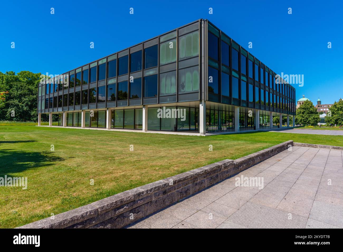 Parlamento di Stato, protezione del monumento, vetro finestra, tetto piatto, inaugurazione 1961, contrasto urbano, costruzione d'arte, prato, alberi, muro di pietra, Superiore Foto Stock