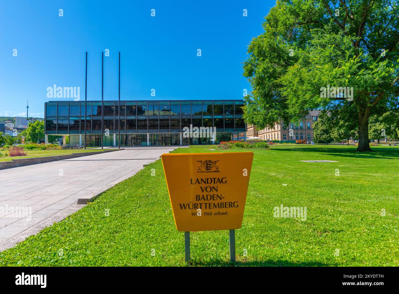 Parlamento di Stato, protezione del monumento, vetro finestra, tetto piatto, inaugurazione 1961, contrasto urbano, bordo di informazioni, prato, albero, aiuole di fiori, Superiore Foto Stock