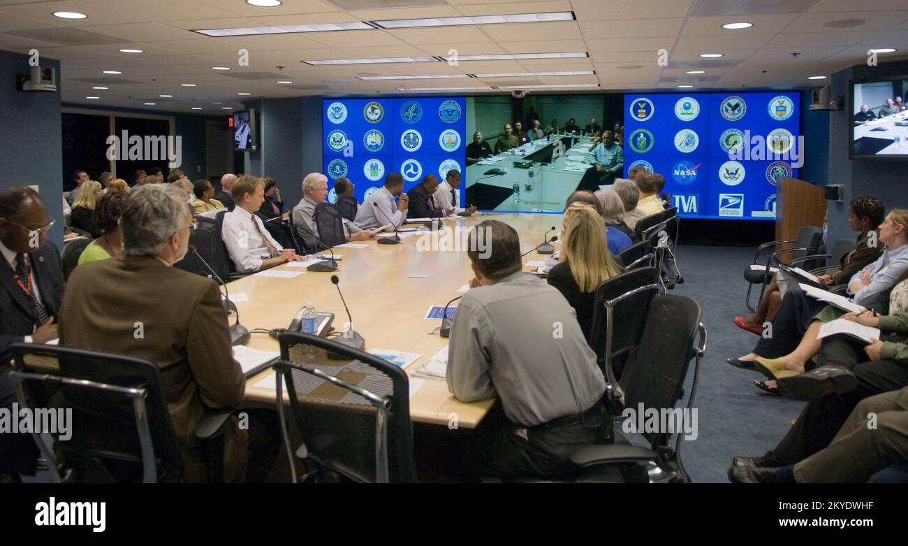 Washington, DC, agosto, 14, 2007 questa videoconferenza FEMA con i direttori regionali della FEMA, i Centri operativi di emergenza dello stato e i partner federali riguardano l'uragano Flossie che dovrebbe passare appena a sud dell'isola delle Hawaii e il Tropical Storm Dean che si sta costruendo nell'Atlantico e si sta spostando ad ovest verso il Mar dei Caraibi. Il Centro Nazionale di Risposta e coordinamento (NRCC) della FEMA è attivato al livello 2. .. Fotografie relative a disastri e programmi, attività e funzionari di gestione delle emergenze Foto Stock
