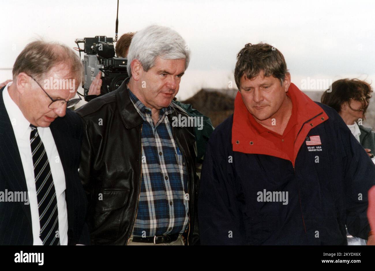 Gravi tempeste/inondazioni, East Grand Forks, MN, 04/25/1997 il governatore Arne Carlson, Rep. Newt Gingrich e il sindaco di East Grand Forks Lynn Stauss discutono degli sforzi per il recupero delle inondazioni nei giorni successivi al Red River Flood. .. Fotografie relative a disastri e programmi, attività e funzionari di gestione delle emergenze Foto Stock