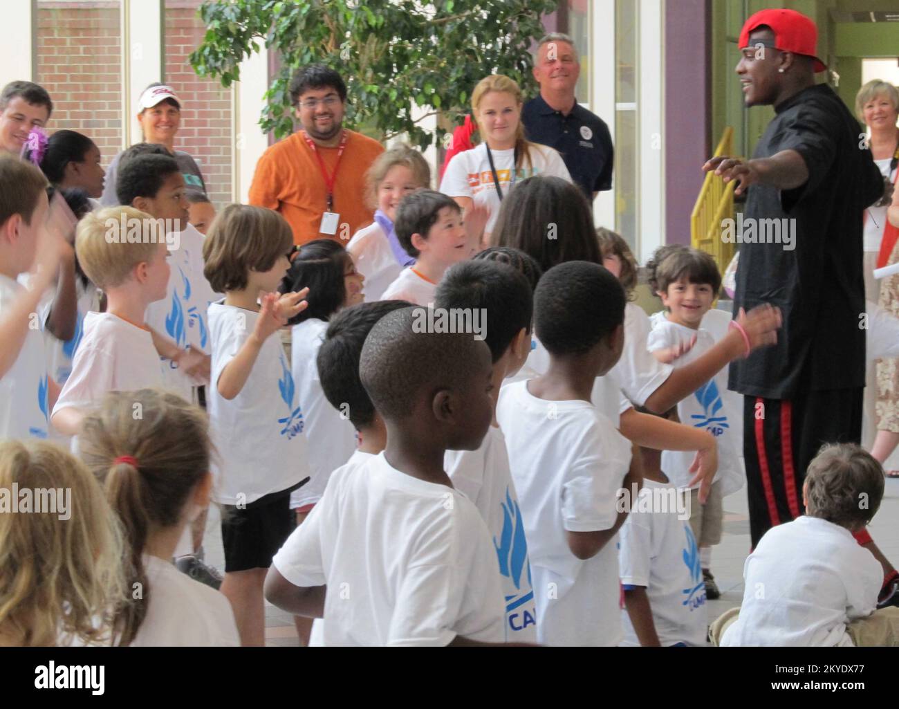 Tornado - Atlanta, GA. , Il 26 maggio 2011 Ahmad Carroll, agente libero di NFL (destra) conduce la gioventù della Georgia in un gioco degli uccelli imitanti. Carroll è venuto alla Norcross YMCA il 2 giugno con un gruppo di attori della NFL in collaborazione con la FEMA per promuovere la preparazione alle catastrofi. Georgia gravi tempeste, tornado, venti in linea retta e le relative alluvioni. Fotografie relative a disastri e programmi, attività e funzionari di gestione delle emergenze Foto Stock Tornado - Atlanta, GA. , Il 26 maggio 2011 Ahmad Carroll, agente libero di NFL (destra) conduce la gioventù della Georgia in un gioco degli uccelli imitanti. Carroll è venuto alla Norcross YMCA il 2 giugno con un gruppo di attori della NFL in collaborazione con la FEMA per promuovere la preparazione alle catastrofi. Georgia gravi tempeste, tornado, venti in linea retta e le relative alluvioni. Fotografie relative a disastri e programmi, attività e funzionari di gestione delle emergenze Foto Stock