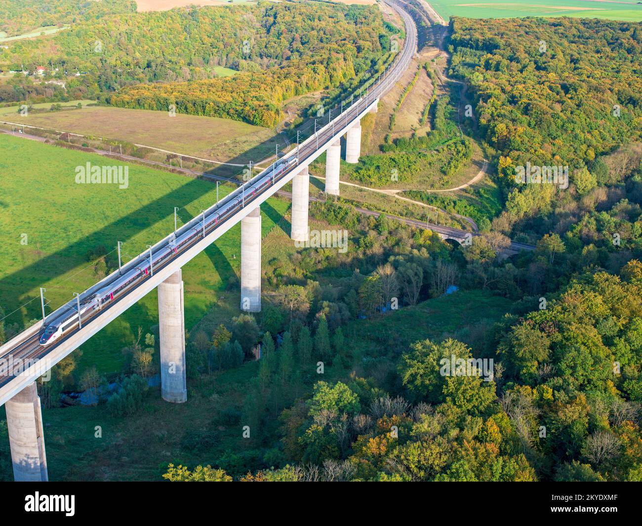 VISTA AEREA. Treno ad alta velocità in direzione ovest sulla linea Strasburgo-Parigi. Viadotto di Jaulny, Thiaucourt-Regniéville, Meurthe-et-Moselle, Grand-Est, Francia Foto Stock