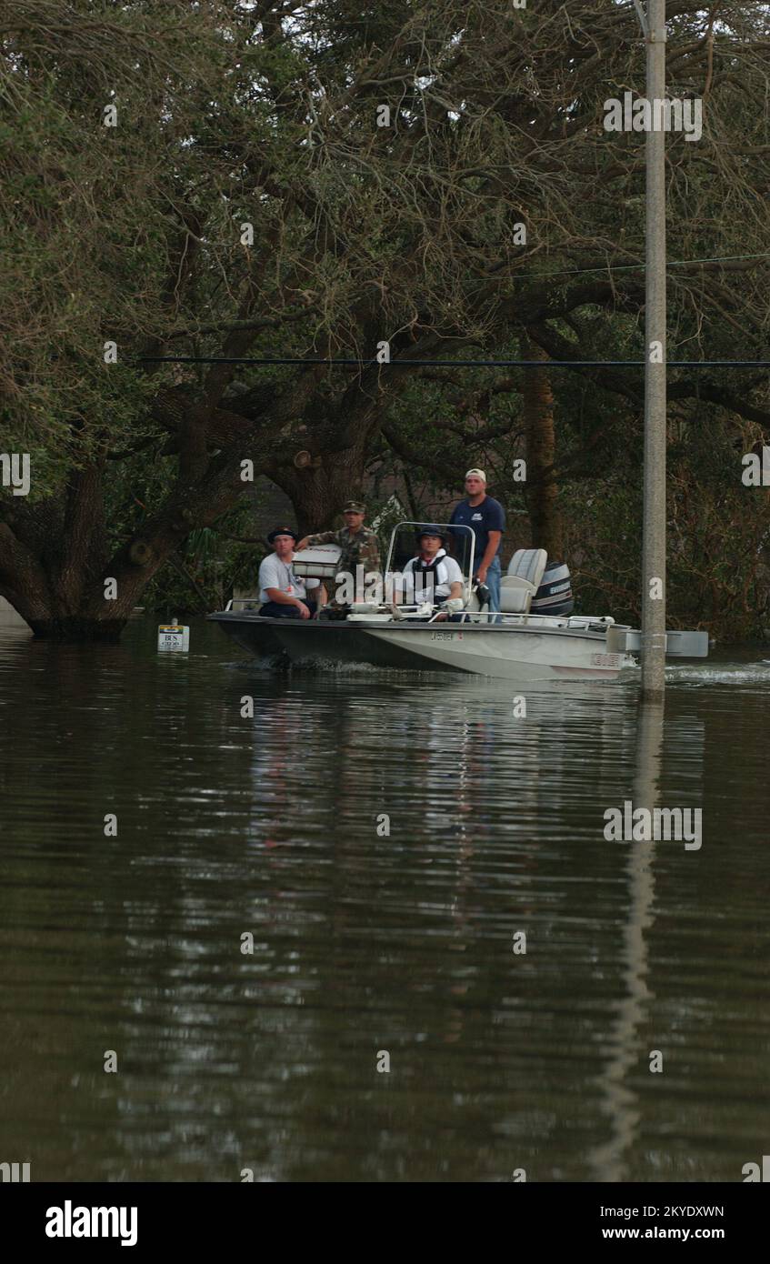 Uragano Katrina, New Orleans, LA, 30 agosto 2005 -- gli equipaggi di salvataggio continuano a pettinare attraverso i quartieri per i residenti incapaci di raggiungere terra asciutta a causa dell'uragano Katrina. Jocelyn Augustino/FEMA Foto Stock Uragano Katrina, New Orleans, LA, 30 agosto 2005 -- gli equipaggi di salvataggio continuano a pettinare attraverso i quartieri per i residenti incapaci di raggiungere terra asciutta a causa dell'uragano Katrina. Jocelyn Augustino/FEMA Foto Stock