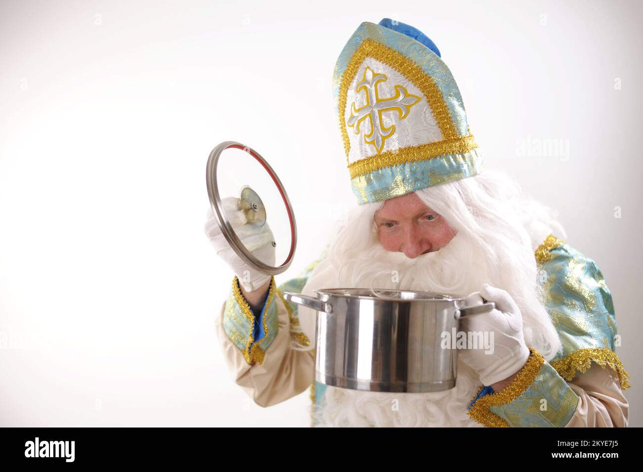 Ritratto di Sinterklaas. USA su sfondo bianco. Olandese Babbo Natale San Nicola capodanno San Nicholas con una pentola nelle sue mani che prepara il cibo di cenone di Capodanno che fa pubblicità a Natale Foto Stock