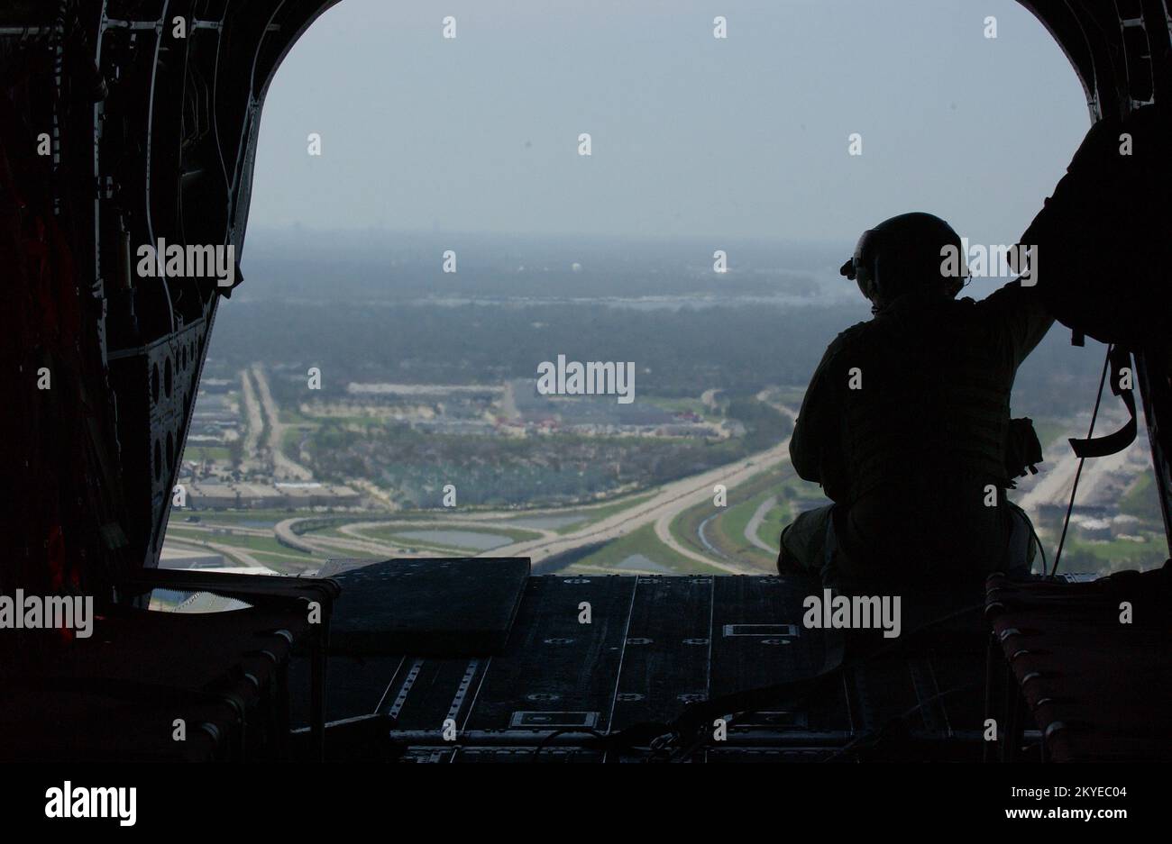 Uragano Katrina, New Orleans, LA, 7 settembre 2005 -- Un soldato si siede sul retro di un elicottero chinook sulla via del ritorno dal ritiro di FEMA Urban Search and Rescue Workers che hanno lavorato in aree colpite dall'uragano Katrina. Jocelyn Augustino/FEMA Foto Stock