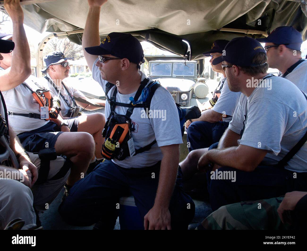 Uragano Katrina, New Orleans, il 8 settembre 2005 -- la Guardia Nazionale della Louisiana si unisce alle squadre FEMA US&R per condurre una ricerca porta a porta in St Bernard Parish. Foto Stock