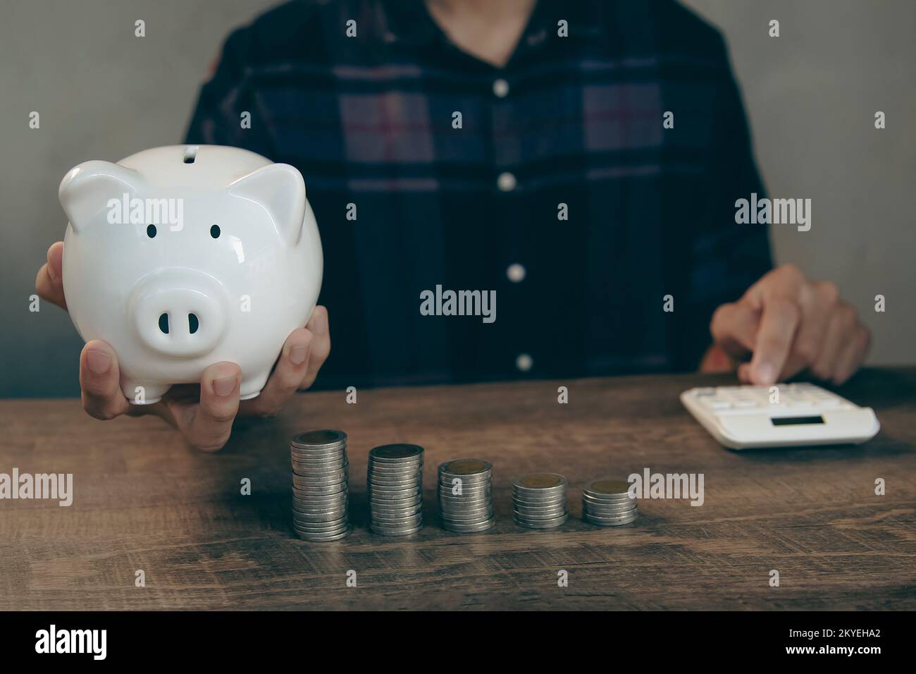 Risparmio e investimenti finanziari hanno messo una moneta in maialino per risparmiare denaro. Foto Stock
