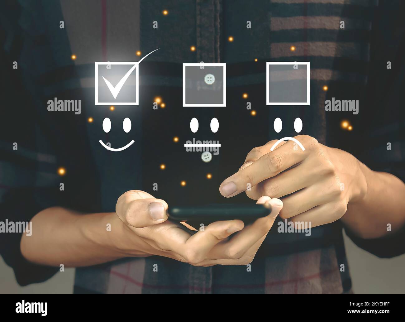 Concetto di soddisfazione servizi aziendali Touch Screen Happy Smile Icon fornisce soddisfazione nel servizio. Foto Stock