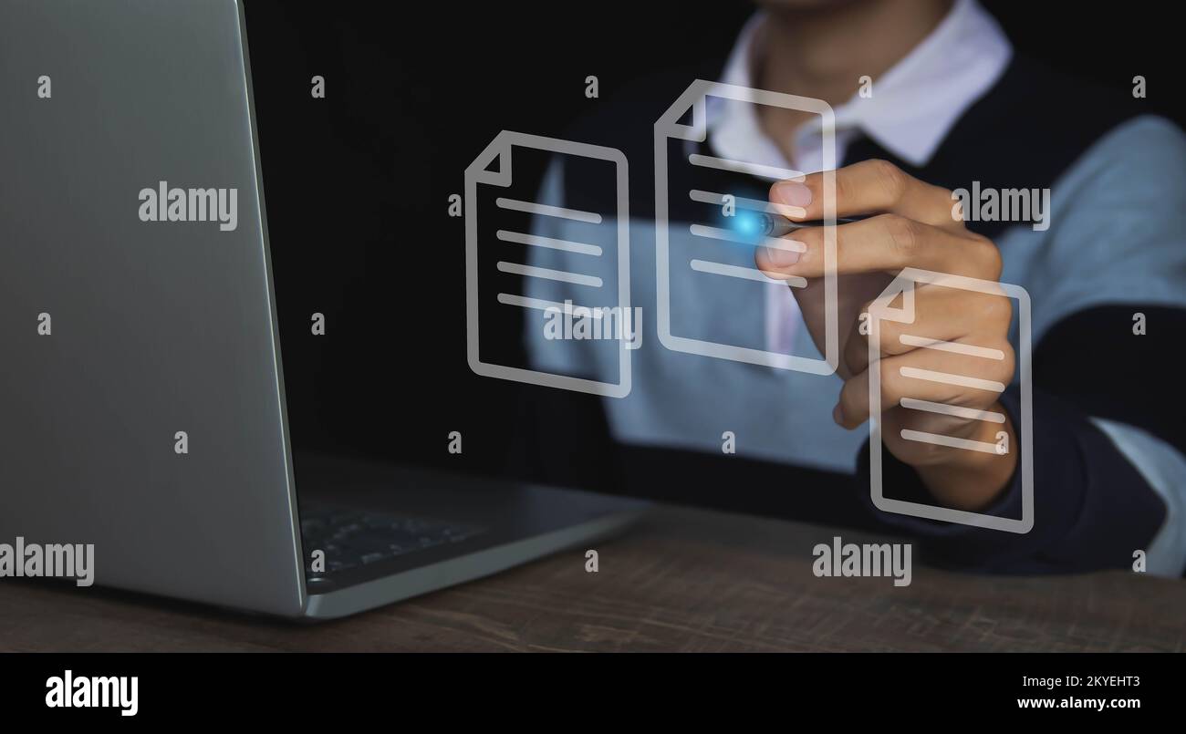 Utilizzare un computer con schermi e documenti virtuali per approvare online la documentazione cartacea e i concetti di gestione ERP. Foto Stock