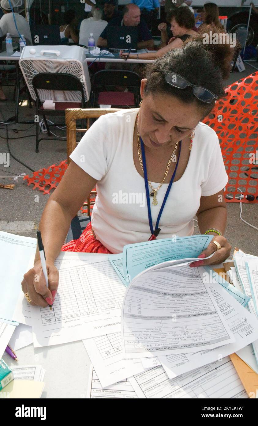 Hurricane Katrina, Waveland, MS., 9/19/2005 -- Un rappresentante della Small Business Administration (SBA) lavora sulle richieste di finanziamento per le vittime dell'uragano Katrina presso un centro di recupero di emergenza FEMA. I centri sono istituiti per aiutare le persone colpite dall'uragano a ricevere assistenza per alloggi temporanei e prestiti SBA. Andrea Booher/FEMA Foto Stock