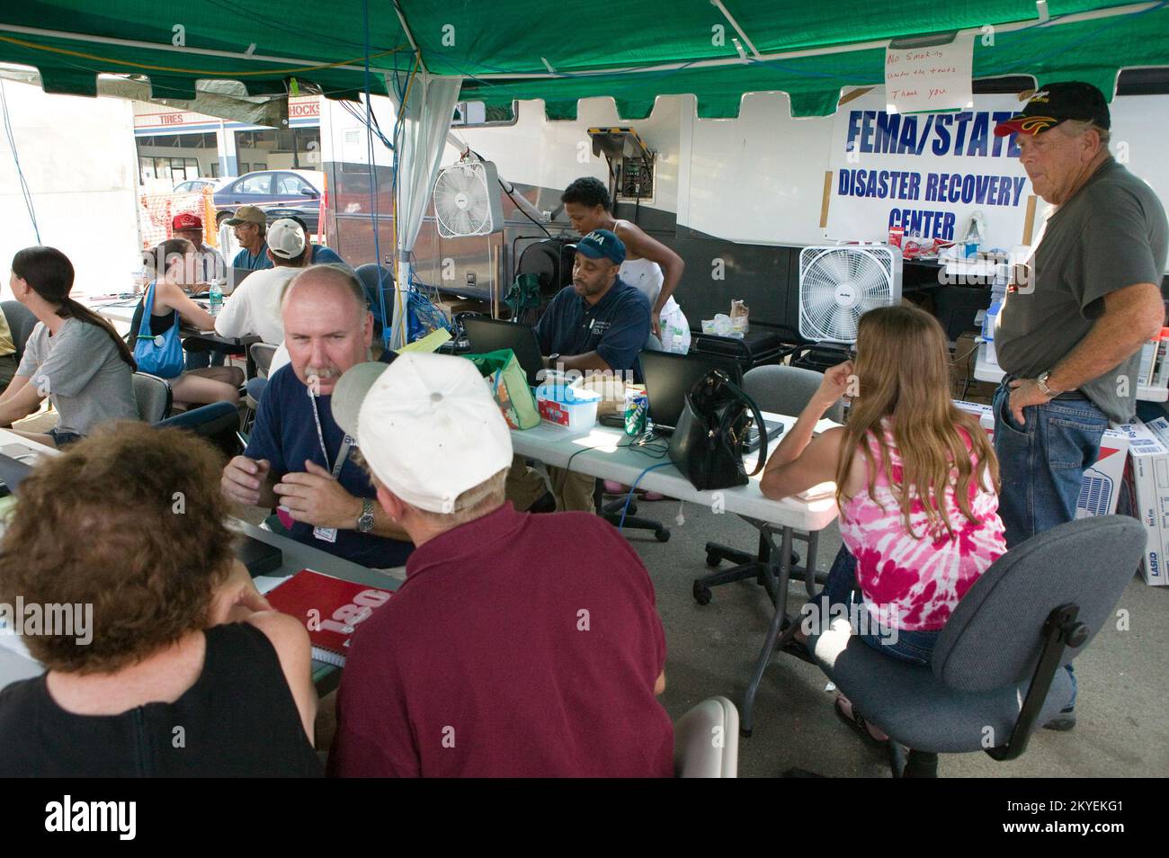 Uragano Katrina, Waveland, MS., 9/19/2005 -- vittime dell'uragano Katrina in visita ad un Centro di recupero di disastro della FEMA per ricevere assistenza con le case temporanee ed i prestiti di SBA. Andrea Booher/FEMA Foto Stock