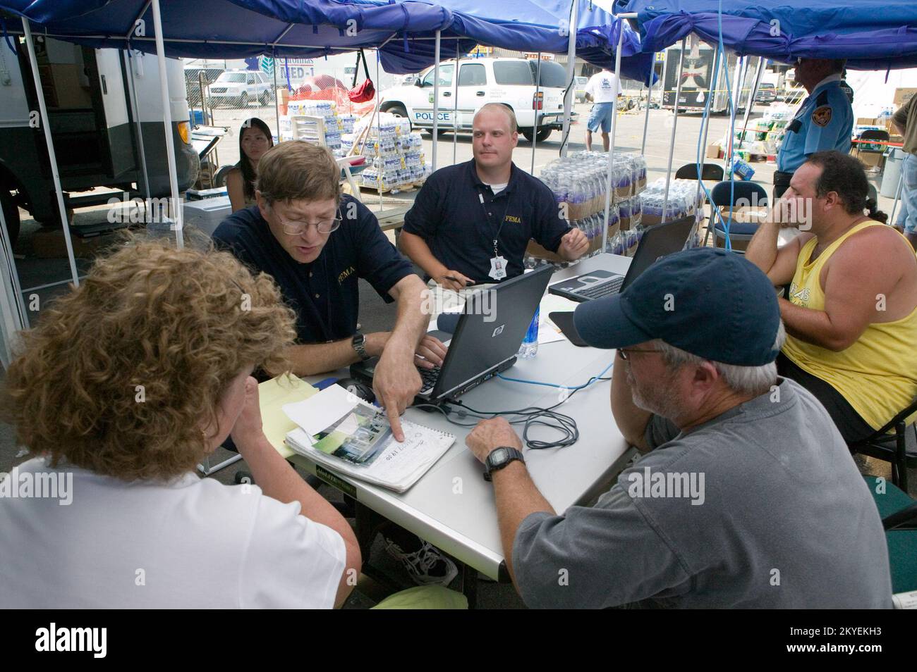 Uragano Katrina, Waveland, MS., 9/19/2005 -- i dipendenti dell'assistenza in caso di disastro della FEMA aiutano le vittime dell'uragano Katrina con un'applicazione mentre visitano un centro di recupero in caso di disastro della FEMA. I centri sono istituiti per aiutare le persone colpite dall'uragano a ricevere assistenza per alloggi temporanei e prestiti SBA. Andrea Booher/FEMA Foto Stock
