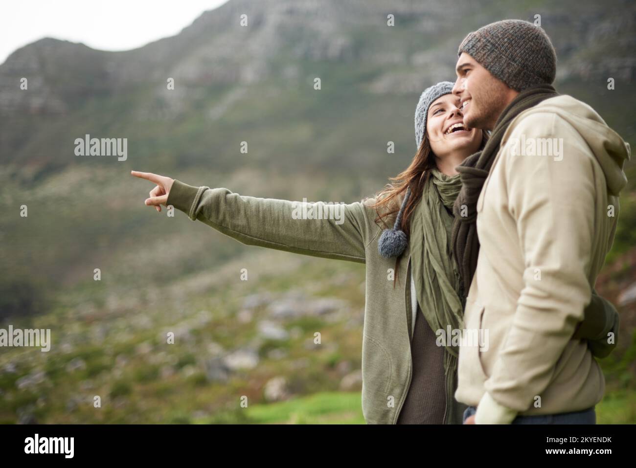 Questa vista è stupenda. Una giovane coppia che ammirava il panorama mentre si camminava durante l'inverno. Foto Stock