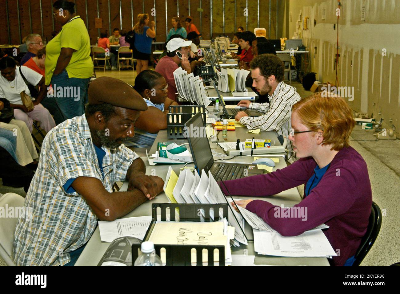 Hurricane Katrina, LaPlace, la., 8 ottobre 2005 - Ashley Kusick (a destra) e Dan Waldman (2nd da destra), membri del programma 'Teach for America' che colloca i nuovi insegnanti nelle scuole della città e delle zone a basso reddito, sono stati lasciati senza lavoro a New Orleans quando l'uragano Katrina ha colpito la città. Assunti dalla FEMA, sono ora al LaPlace Disaster Recover Center, 160 Belle Terre, e in formazione per diventare manager della RDC. Vinci Henderson/FEMA Foto Stock