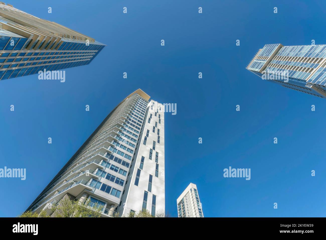 Esterno di appartamenti moderni e condimenti con sfondo blu cielo. Vedute architettoniche dello skyline del centro cittadino di Austin, Texas, con facciata torreggiante Foto Stock