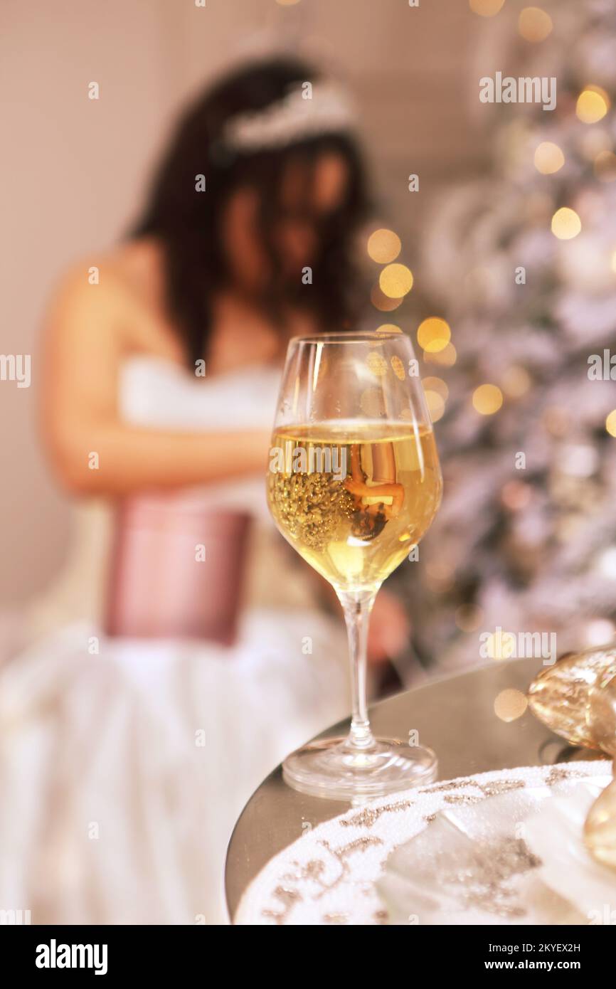 Bicchiere di champagne nelle decorazioni natalizie Foto Stock