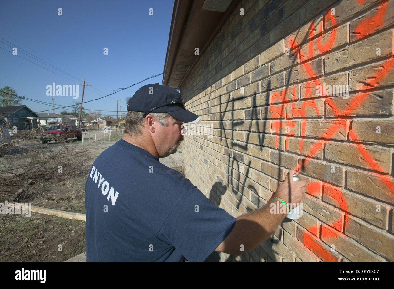 Hurricane Katrina, New Orleans, LA., 10/22/2005 -- Harlow Pickett da Kenyon segna un edificio con un simbolo di ricerca e salvataggio 'tutto chiaro'. Queste sono state le ricerche finali per le persone scomparse nel basso 9th Ward a seguito dell'uragano Katrina. Foto FEMA/Andrea Booher Foto Stock