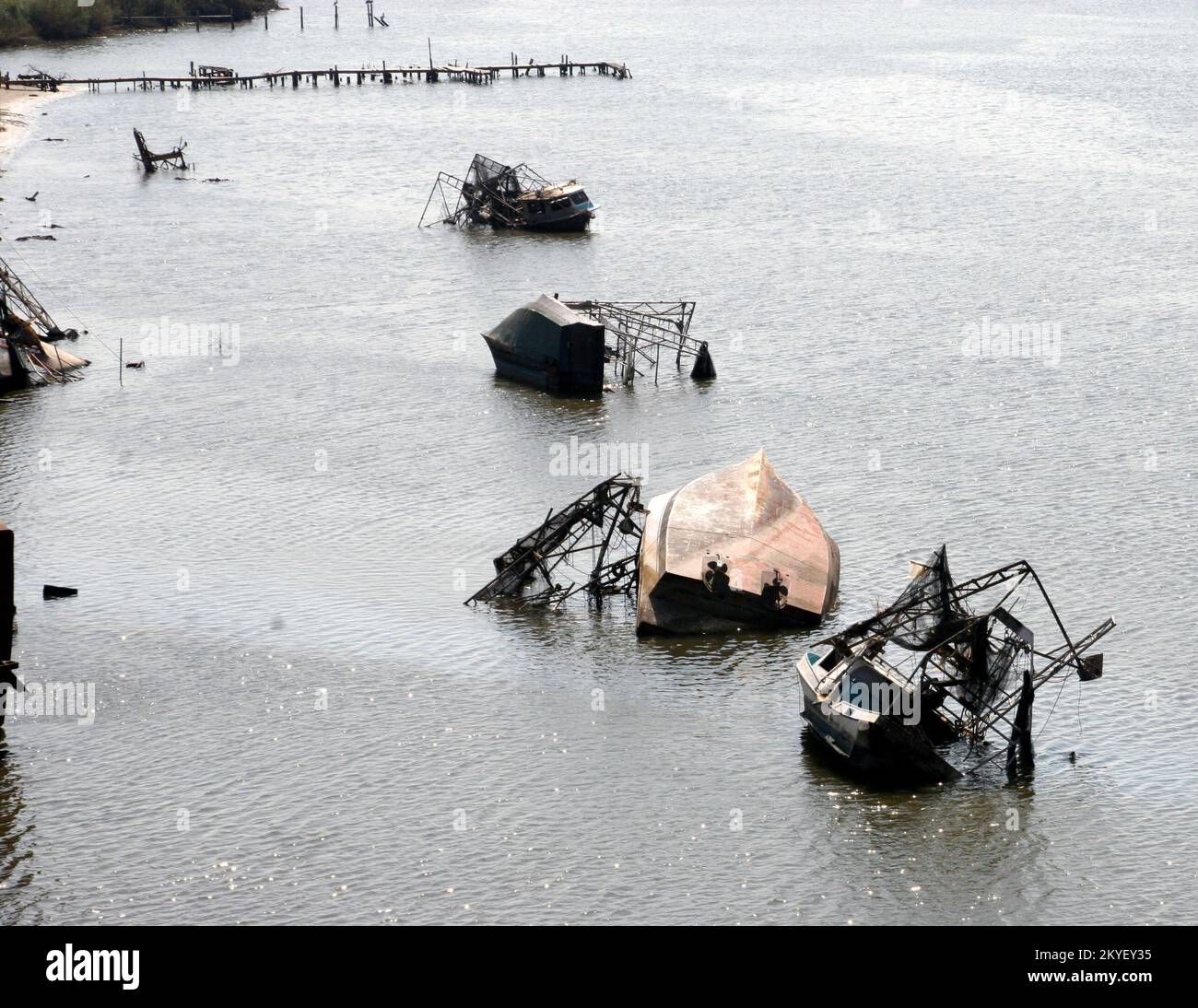 Uragano Katrina, Empire, LA, 25 ottobre 2005 - le barche danneggiate dei gamberetti sono state affondate nella via d'acqua in Empire, LA a causa dell'uragano Katrina. La vita delle persone e l'intera industria della pesca nella zona sono state colpite da questa catastrofe. Robert Kaufmann/FEMA Foto Stock