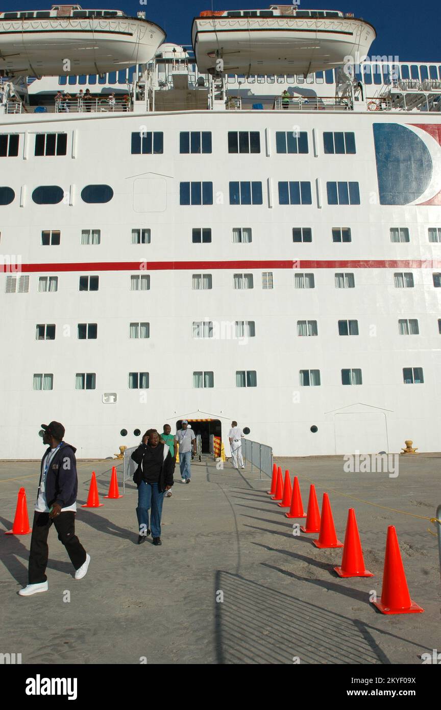 Uragano Katrina, Pascagoula, signorina, 29 ottobre 2005 -- i residenti del Mississippi che usano la nave da crociera di Carnevale Holiday per l'alloggiamento provvisorio scendono al relativo nuovo porto di chiamata, Pascagoula. Il Mississippi ha accolto la nave e i suoi residenti temporanei di nuovo a casa oggi. Foto Stock