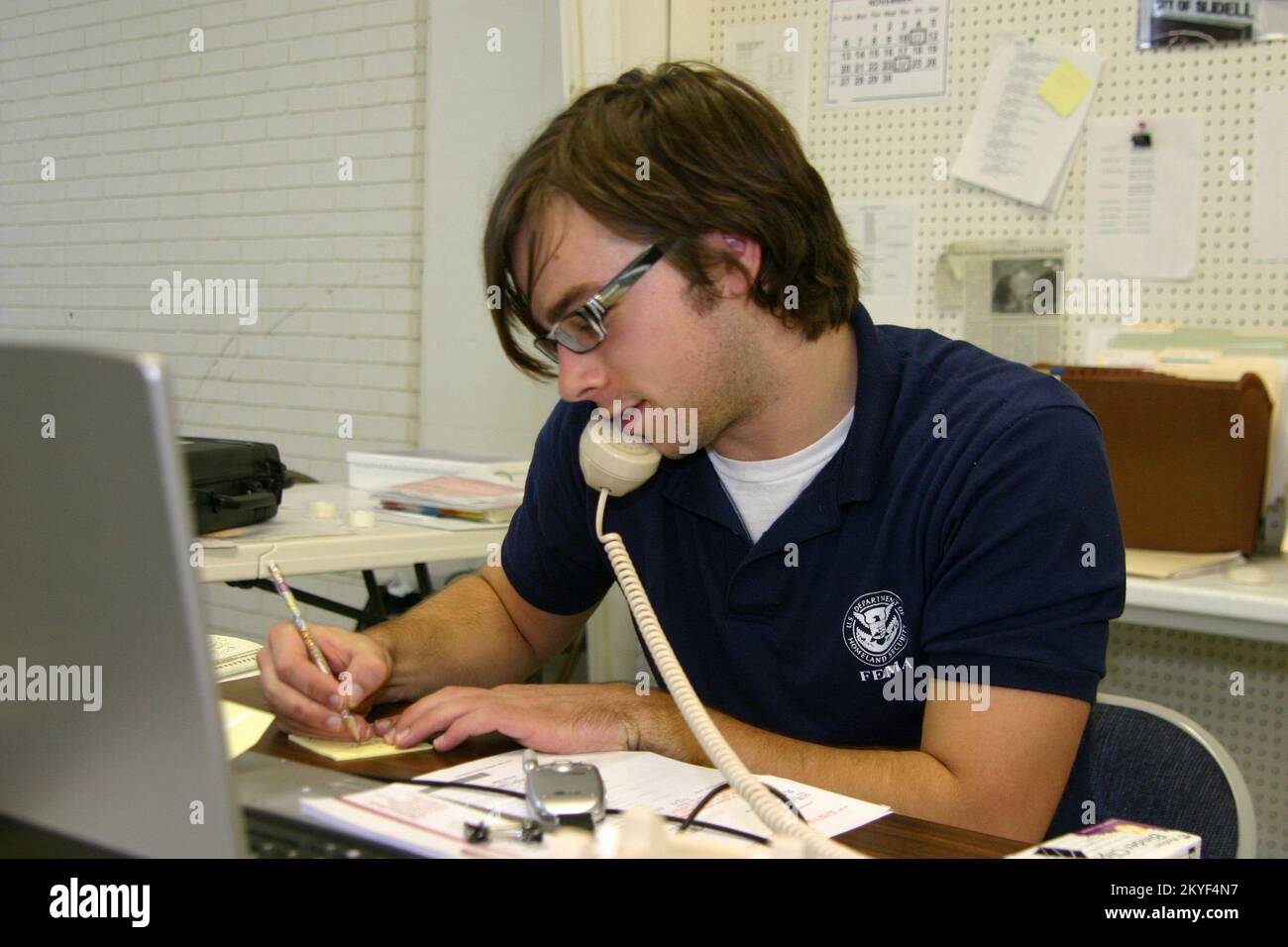 Uragano Katrina, Bogalusa, LA Lovember 14, 2005 - l'insegnante di matematica della scuola media di Colton Joey Stalzer è stato assunto dalla FEMA solo poche settimane dopo che l'uragano Katrina ha chiuso la sua nuova scuola di Orleans. Joey gestisce il Disaster Recovery Center di Washington Parish. Foto Stock Uragano Katrina, Bogalusa, LA Lovember 14, 2005 - l'insegnante di matematica della scuola media di Colton Joey Stalzer è stato assunto dalla FEMA solo poche settimane dopo che l'uragano Katrina ha chiuso la sua nuova scuola di Orleans. Joey gestisce il Disaster Recovery Center di Washington Parish. Foto Stock
