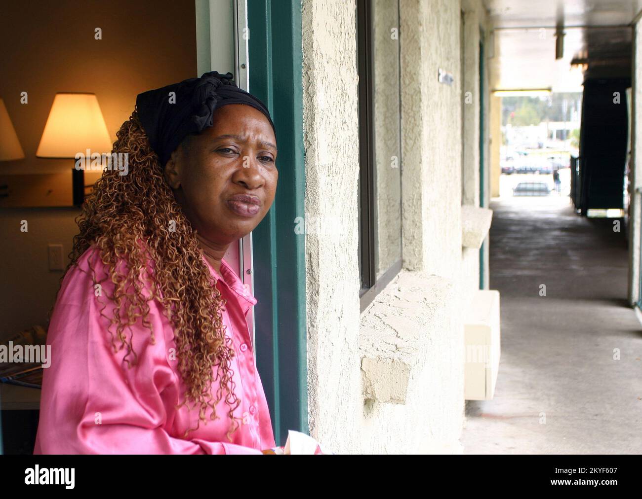 Hurricane Katrina/Hurricane Rita, Baton Rouge, LA 19 novembre 2005 - Evacuee Diane Bascer si trova nella porta del motel in attesa del ritorno del marito da un'intervista con un team del progetto di Outreach della popolazione degli hotel della FEMA. FEMA sta aiutando gli evacuati a individuare alloggi alternativi o permanenti. Foto Stock Hurricane Katrina/Hurricane Rita, Baton Rouge, LA 19 novembre 2005 - Evacuee Diane Bascer si trova nella porta del motel in attesa del ritorno del marito da un'intervista con un team del progetto di Outreach della popolazione degli hotel della FEMA. FEMA sta aiutando gli evacuati a individuare alloggi alternativi o permanenti. Foto Stock