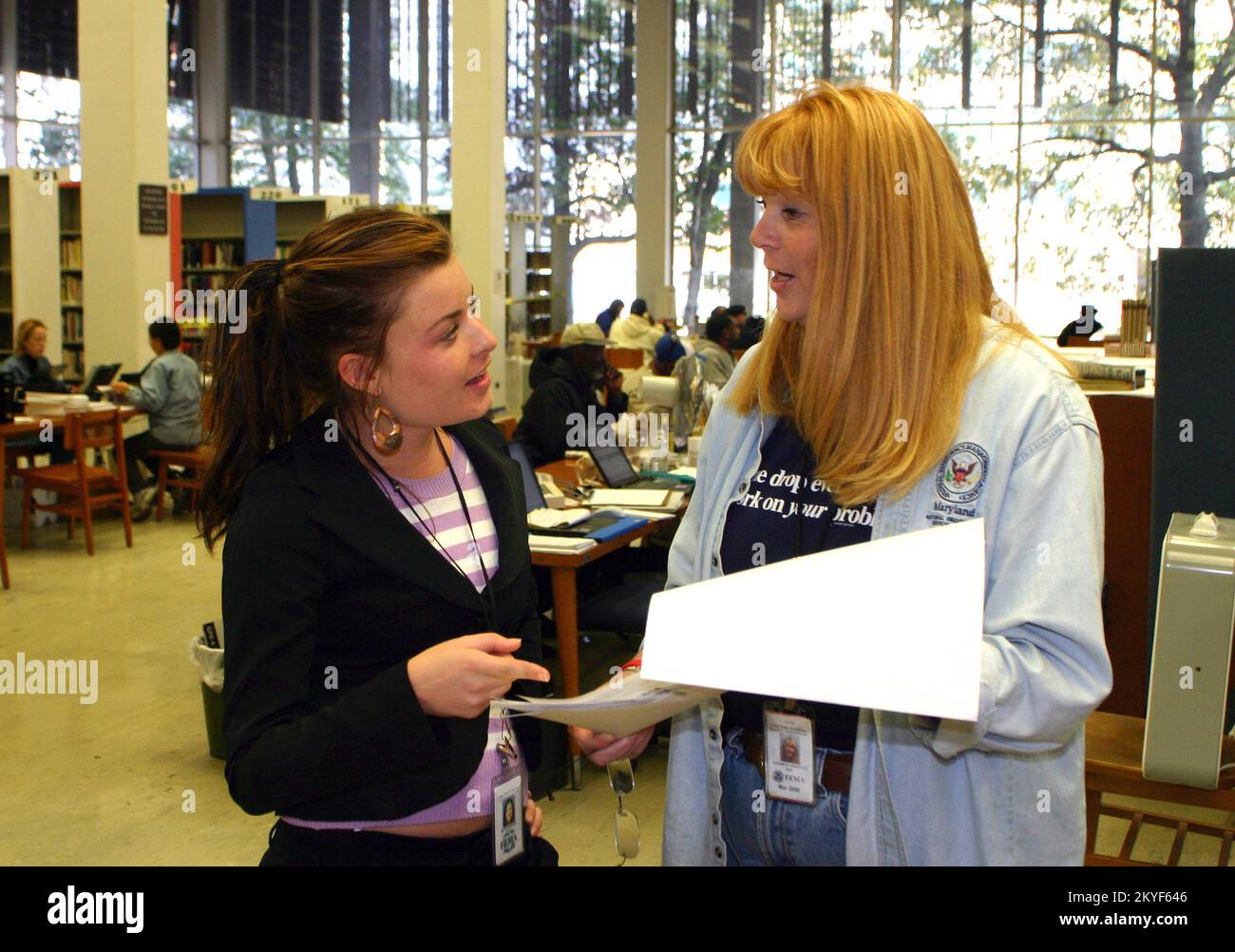 Uragano Katrina, New Orleans, LA 21 novembre 2005 - Betsy Dekker (a sinistra), un insegnante di quarto grado alla New Orleans Free School fino a quando l'uragano Katrina non ha chiuso le scuole della città, è stato assunto dalla FEMA per lavorare in un Centro di recupero di emergenza. Lavora a stretto contatto con Kathy Whittler, il capo del DRC. Foto Stock