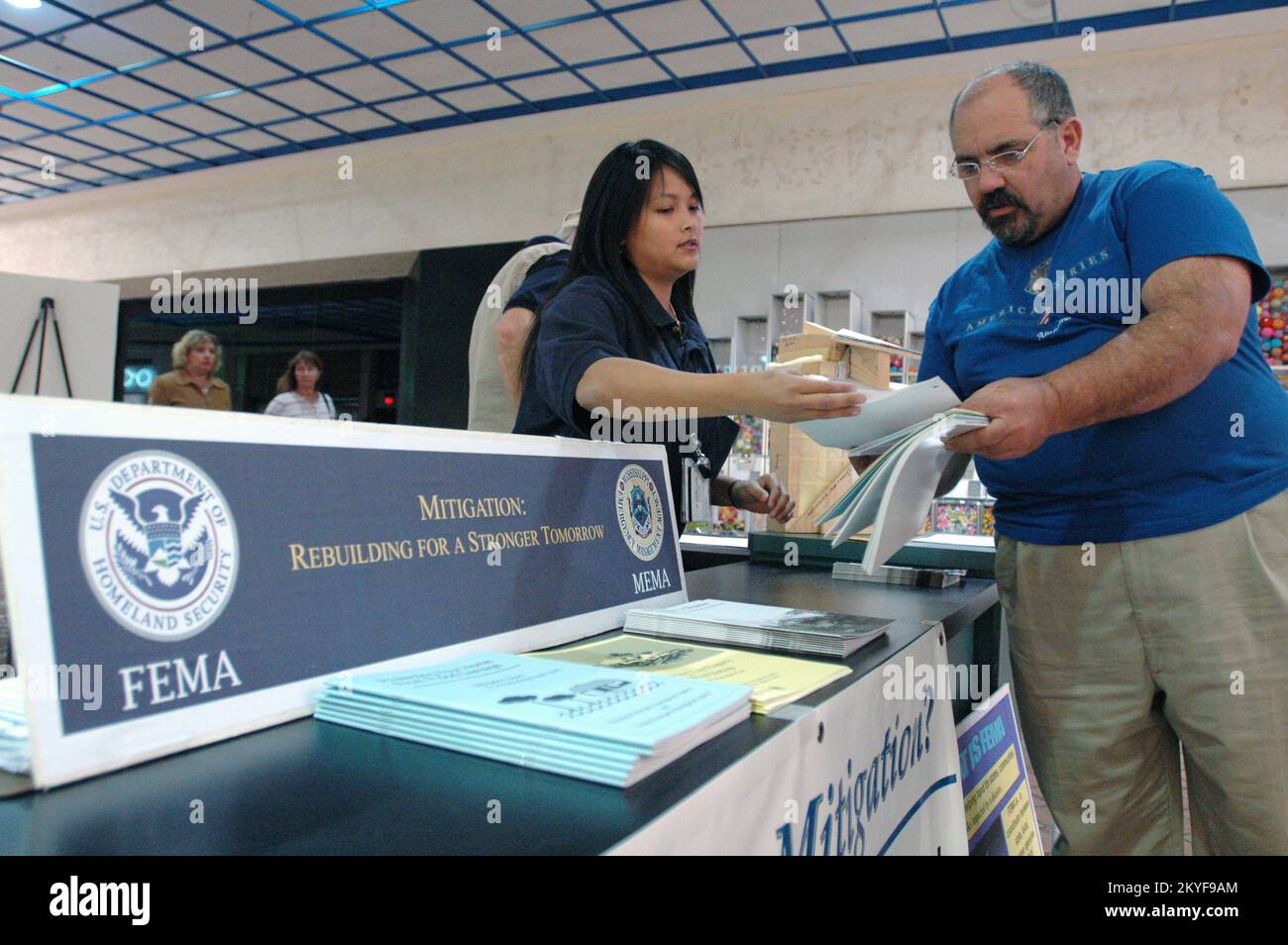 Uragano Katrina, Gautier, signorina, 5 dicembre 2005 -- il rappresentante della FEMA Phuong Huynh (a sinistra) spiega le tecniche di mitigazione presso il centro commerciale locale. La FEMA incoraggia i residenti del Mississippi a ricostruire in modo più intelligente e forte. Mark Wolfe/FEMA Foto Stock Uragano Katrina, Gautier, signorina, 5 dicembre 2005 -- il rappresentante della FEMA Phuong Huynh (a sinistra) spiega le tecniche di mitigazione presso il centro commerciale locale. La FEMA incoraggia i residenti del Mississippi a ricostruire in modo più intelligente e forte. Mark Wolfe/FEMA Foto Stock