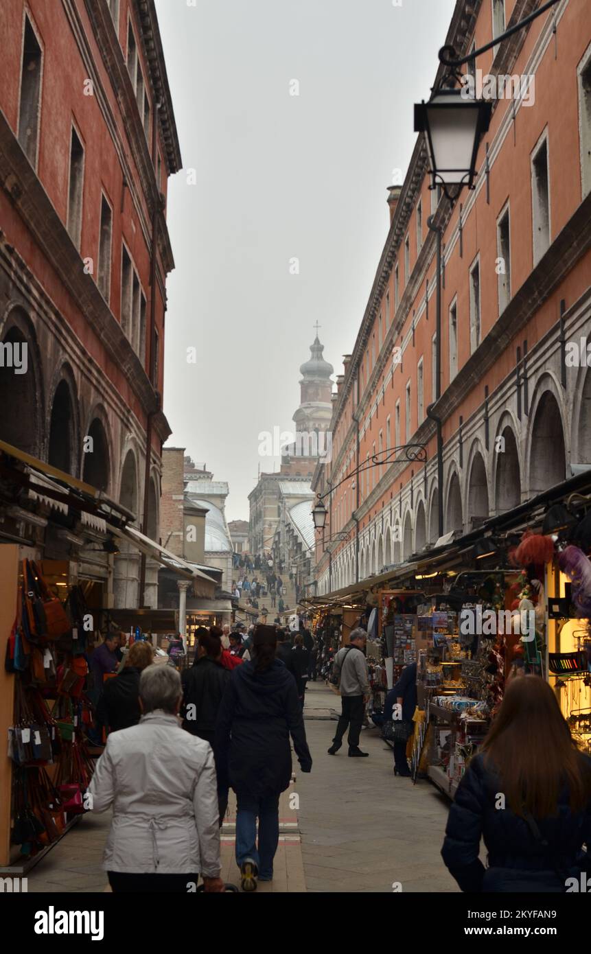 Venezia Italia ponte di rialto mercato accovacciato paesaggio urbano Foto Stock