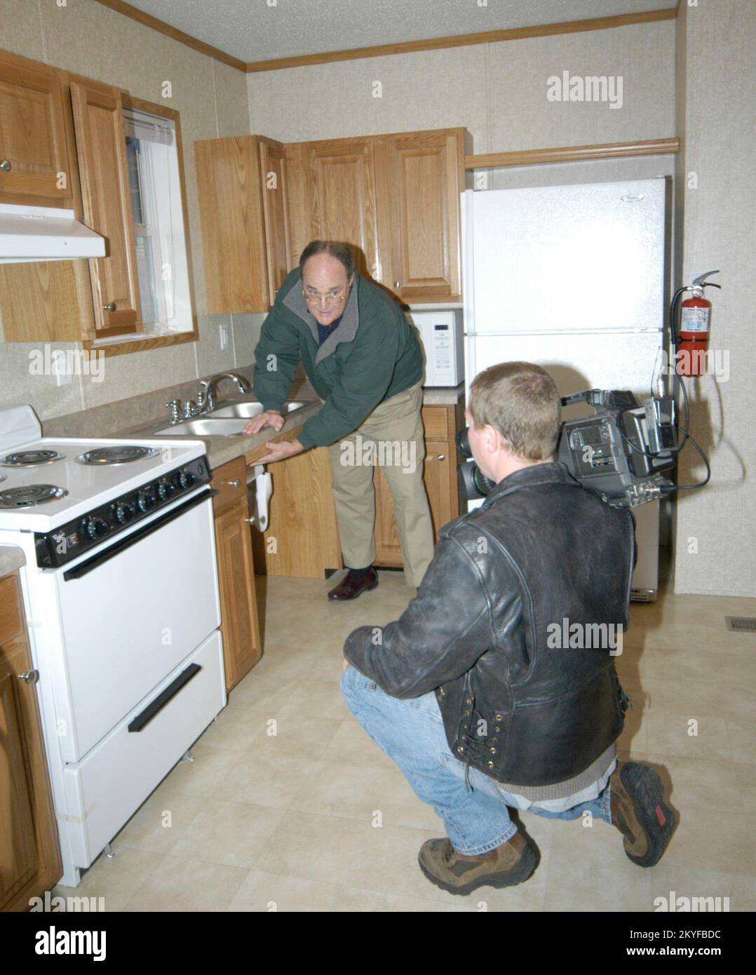 Hurricane Katrina, Purvis, MS., 16 dicembre 2005 - Mark Ackerman di FEMA dimostra una delle caratteristiche speciali che una casa mobile conforme ai requisiti ADA ha per durante un tour stampa presso l'area di allestimento di Purvis, MS. La FEMA fornisce un riparo temporaneo alle vittime dell'uragano Katrina, alcune delle quali hanno esigenze particolari. Patsy Lynch/FEMA Foto Stock