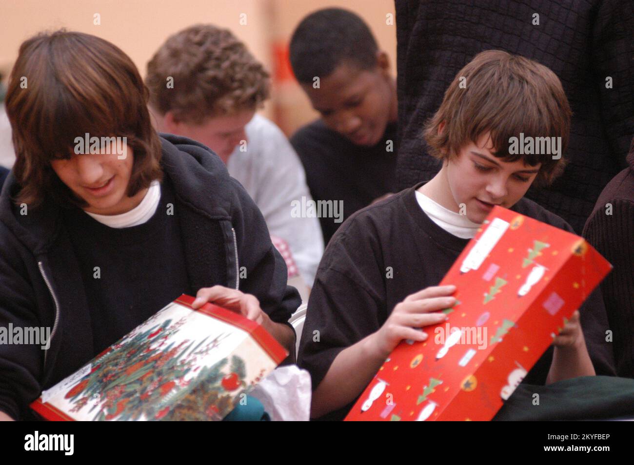 Uragano Katrina, Biloxi, signorina, 13 dicembre 2005 -- gli studenti della scuola alternativa 'The Learning Center' aprono una presentazione al FEMA Disaster Recovery Center (DRC) di Biloxi. I lavoratori della FEMA presso la RDC hanno donato i regali agli studenti. Mark Wolfe/FEMA Foto Stock