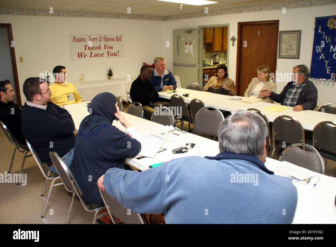 Uragano Katrina, Belle Chase, LA, 20 dicembre 2005 - in questa riunione vengono identificate e affrontate le esigenze delle vittime di catastrofi che non possono beneficiare dei benefici previsti dai programmi esistenti. I membri della Task Force ONU-Met Needs provengono da varie comunità religiose locali, rappresentanti della FEMA, organizzazioni senza scopo di lucro e associazioni di beneficenza. Robert Kaufmann/FEMA Foto Stock
