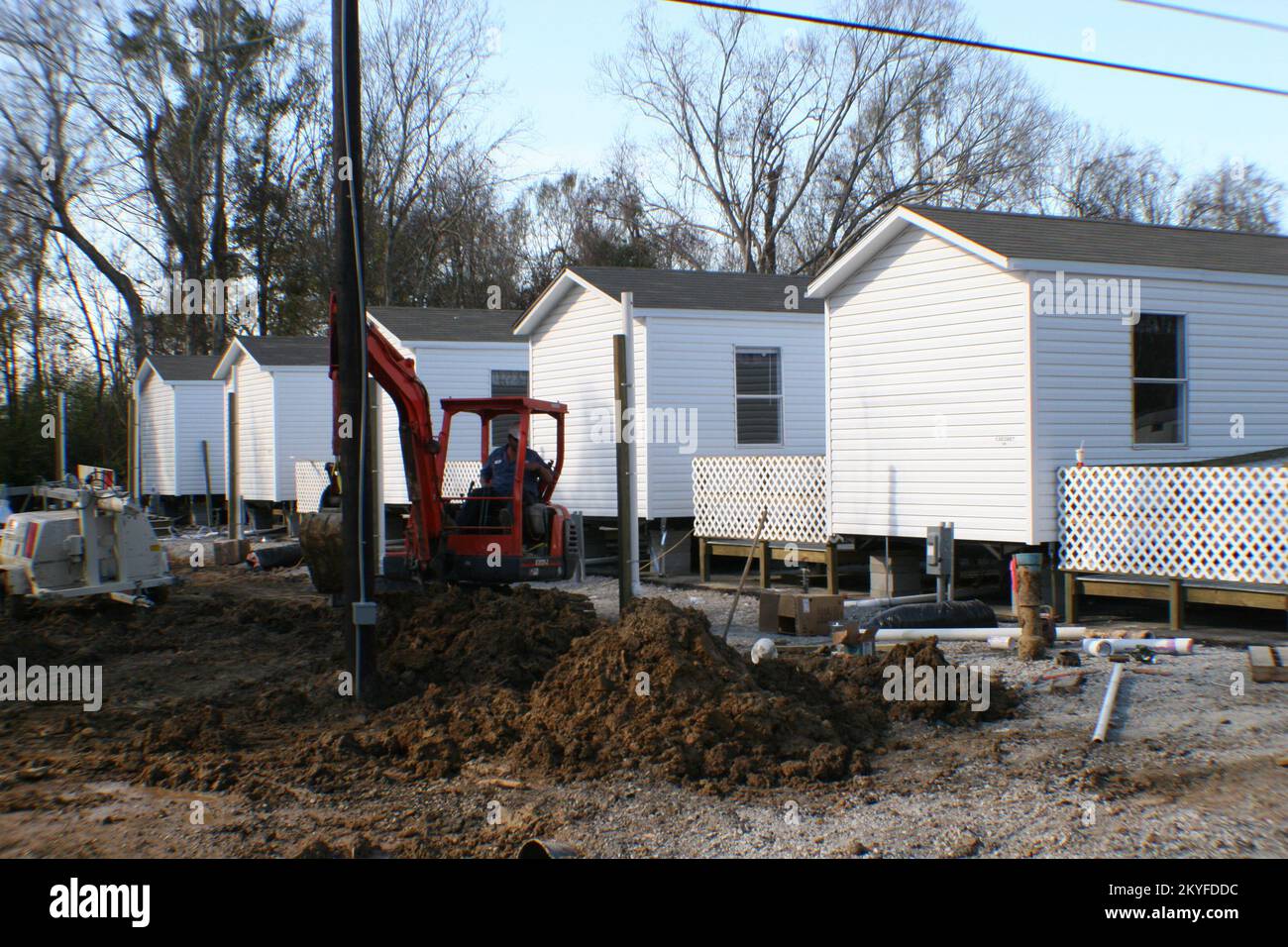 Uragano Katrina, Baton Rouge, LA, 4 gennaio 2006 - l'alloggio temporaneo fornito dalla FEMA presso i siti dell'aeroporto di Baton Rouge non è limitato ai rimorchi di viaggio. Gli edifici modulari sono anche incorporati nel paesaggio per fornire alloggio alle vittime degli sfollati uragani. Robert Kaufmann/FEMA Foto Stock