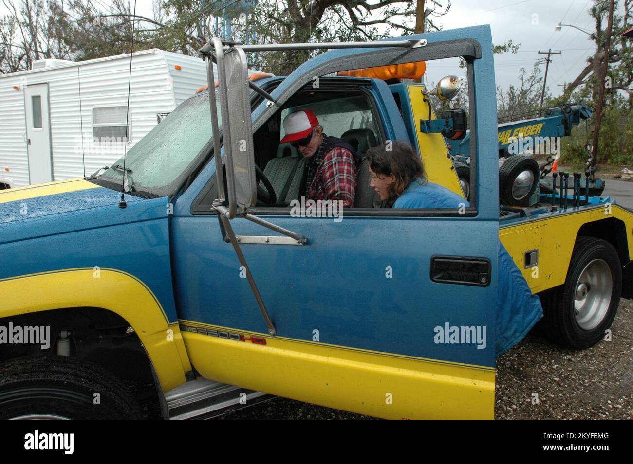 Uragano Katrina, Pass Christian, signorina, 17 gennaio 2006 -- il driver di Wrecker Johnny Hogan e sua figlia Fay check out un relitto usato donato dalla California Tow Truck driver's Association. Hogan ha perso il suo relitto a causa dell'uragano Katrina. Mark Wolfe/FEMA Foto Stock