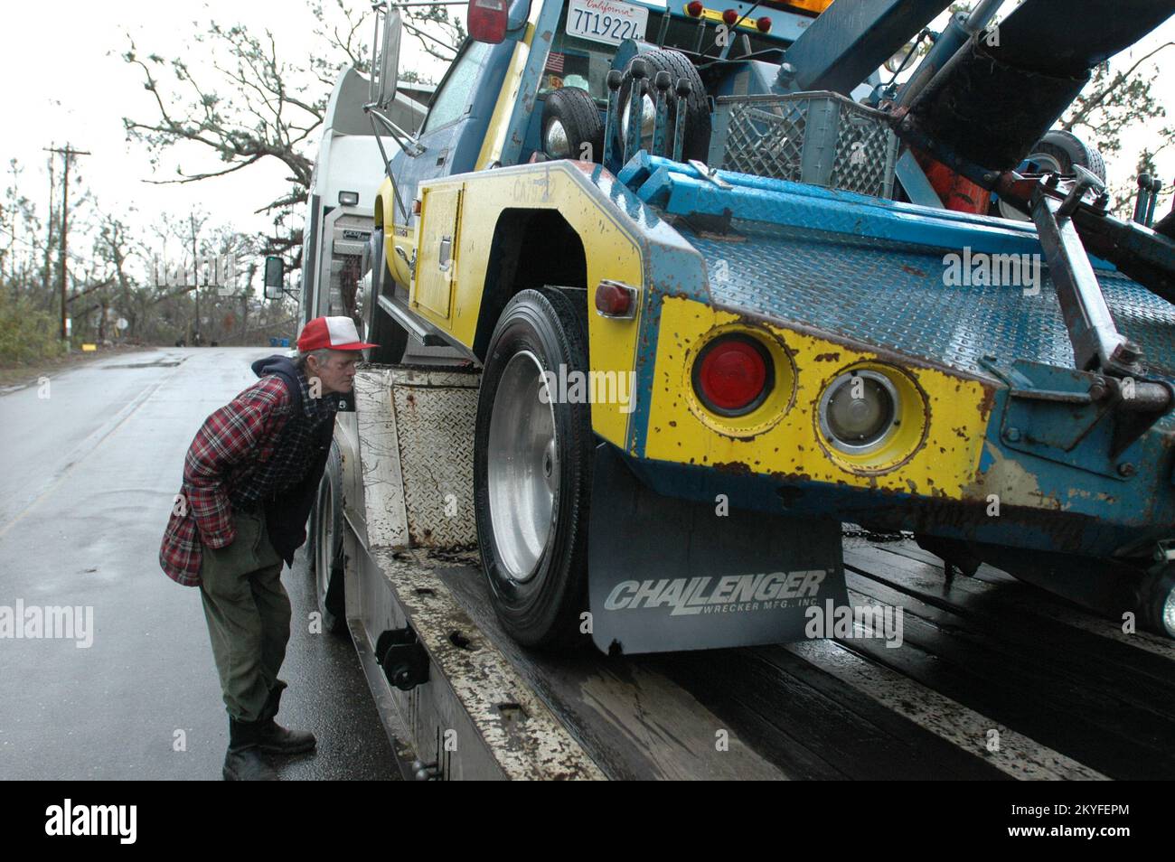 Hurricane Katrina, Pass Christian, Miss., 17 gennaio 2006 -- il pilota di Wrecker Johnny Hogan controlla un relitto donato a lui dalla California Tow Truck driver's Association. Hogan ha perso il suo relitto a causa dell'uragano Katrina. Mark Wolfe/FEMA Foto Stock