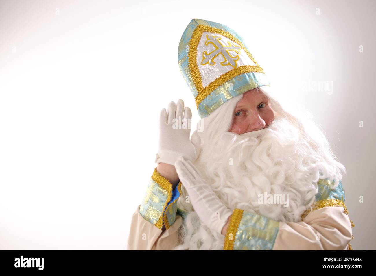 Vecchio uomo anziano con capelli grigi e barba lunga indossando il costume di babbo natale applaudendo e felice, sorridendo mani orgogliose insieme ritratto di Sinterklaas olandese Babbo Natale San Nicola Foto Stock