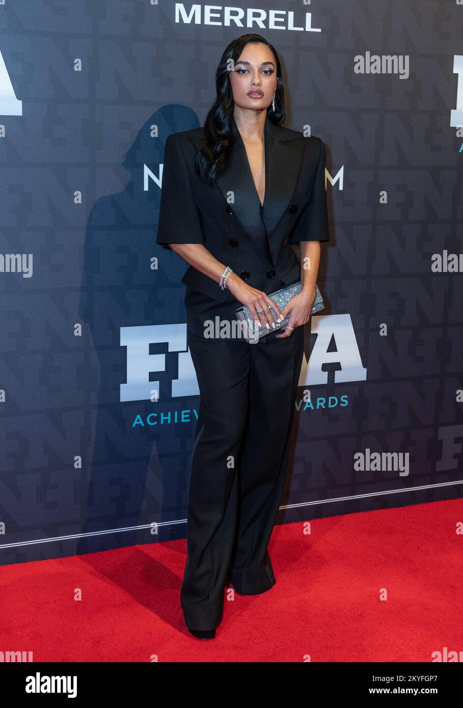 Amina Muaddi partecipa ai Footwear News Achievement Awards 2022 al Cipriani South Street di New York il 30 novembre 2022 Foto Stock