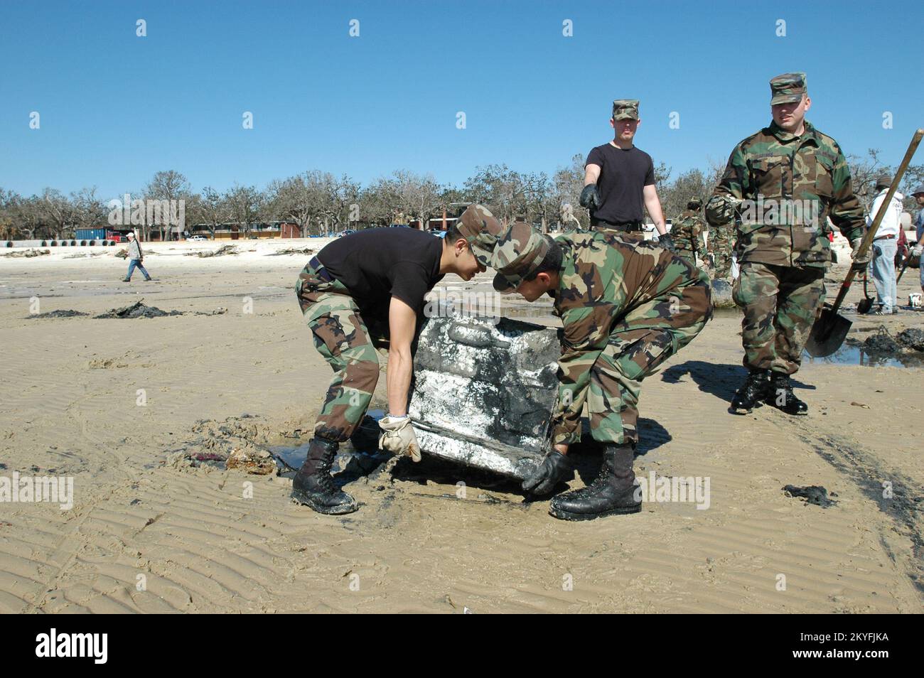 Uragano Katrina, Biloxi, signorina, 13 febbraio 2006 -- gli airman dell'aeronautica rimuovono i detriti da sotto il contrassegno dell'acqua dell'alta marea sulla spiaggia in Biloxi con i soldati della Guardia Nazionale ed i volontari dagli Americorps e le mani sugli Stati Uniti. Gli equipaggi approfittano di una marea molto bassa causata dalla luna piena. Mark Wolfe/FEMA Foto Stock