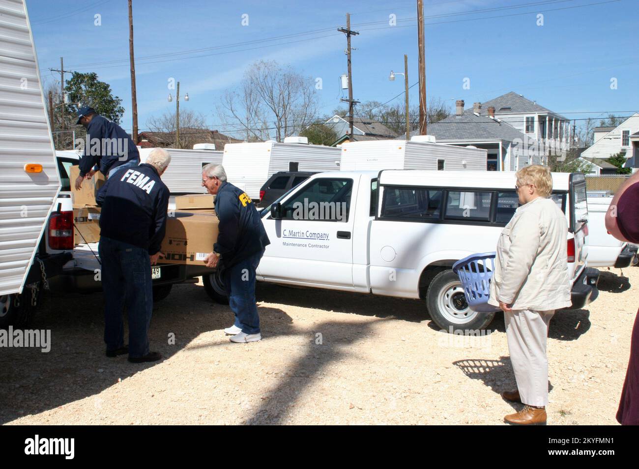 Uragano Katrina, New Orleans, LA, 27 febbraio 2006 - Connie Daniel, un cappellano del Dipartimento di polizia di New Orleans, riceve un po' di assistenza dall'equipaggio di relazioni con la comunità della FEMA mentre si sposta nel suo nuovo trailer di viaggio della FEMA. Daniel, vittima sfollata dell'uragano Katrina, risiedette temporaneamente sulla nave da crociera Ecstasy fino alla partenza della nave dal servizio il 1 marzo 2006. Robert Kaufmann/FEMA Foto Stock