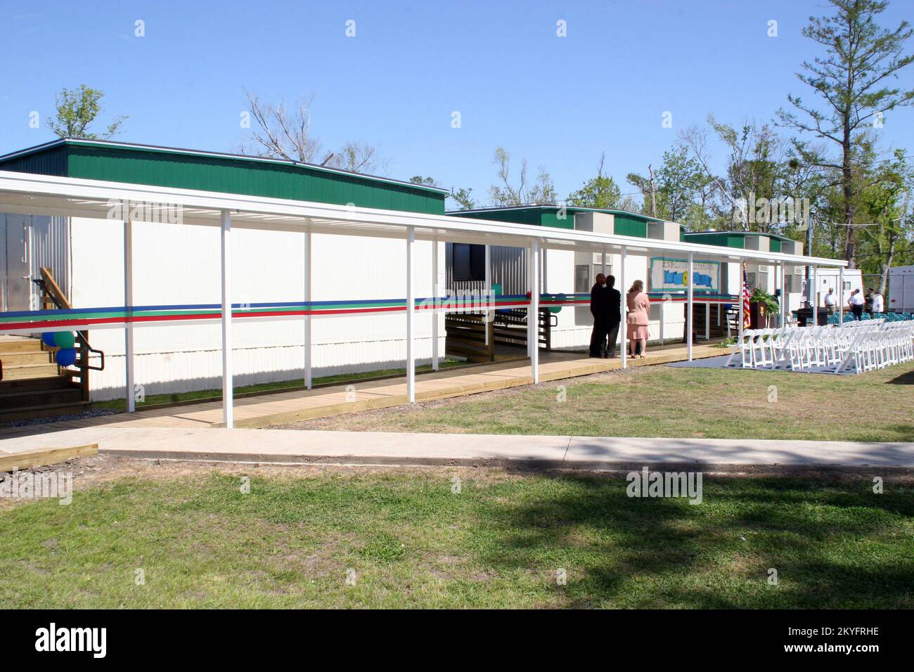 Uragano Katrina, Belle Chasse, LA, 27 marzo 2006 - 3 edifici modulari che creano 6 classi aggiuntive per la scuola primaria Belle Chasse sono stati dedicati oggi ad una cerimonia di taglio del nastro. Queste aule sono state fornite dalla FEMA per accogliere gli studenti supplementari che frequentano questa scuola a causa di dislocamento da New Orleans a causa dell'uragano Katrina. Robert Kaufmann/FEMA Foto Stock