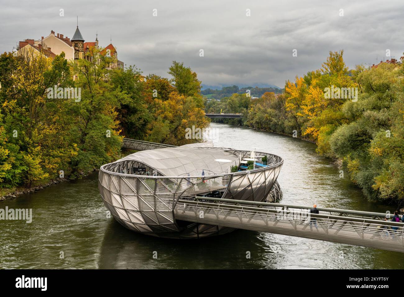 Graz, Austria - 9 ottobre, 2022: Vista dell'isola artificiale di Murinsel sul fiume Mur nel centro di Graz con i colori del fogliame autunnale Foto Stock