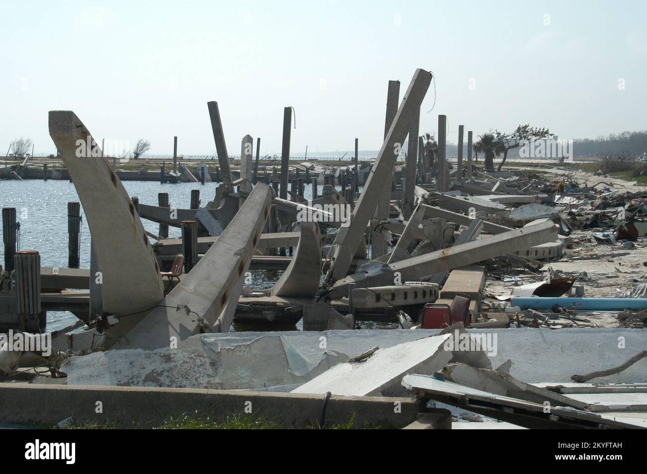 Uragano Katrina, Biloxi, signorina, 1 aprile 2006 - questo porticciolo privato di Biloxi ha subito distruzione a causa dell'uragano Katrina. Small Business Administration (SBA)i prestiti possono aiutare i proprietari di imprese idonei dopo disastri come questo. George Armstrong/FEMA Foto Stock