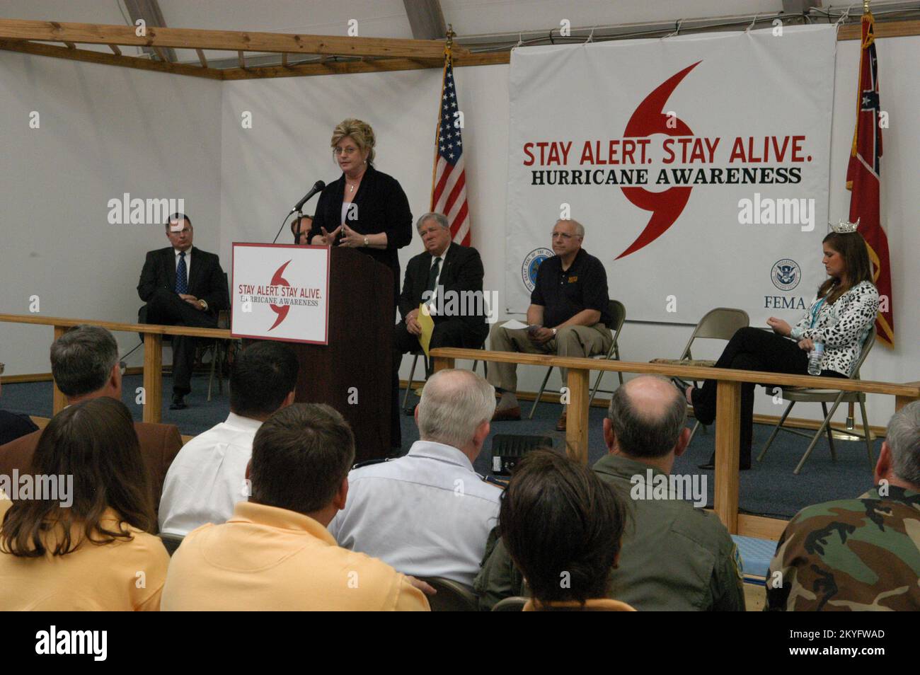 Uragano Katrina, Biloxi, signorina, 6 aprile 2006 - Mary Lynne Miller, direttore della regione IV della FEMA, presenta oggi il contributo della FEMA in seguito al discorso di lancio del governatore Haley Barbour alla presentazione della campagna "Stay Alert, Stay Alive, Hurricane Awareness 2006". FEMA è un partner importante in questo sforzo di sensibilizzazione uragano. George Armstrong/FEMA Foto Stock
