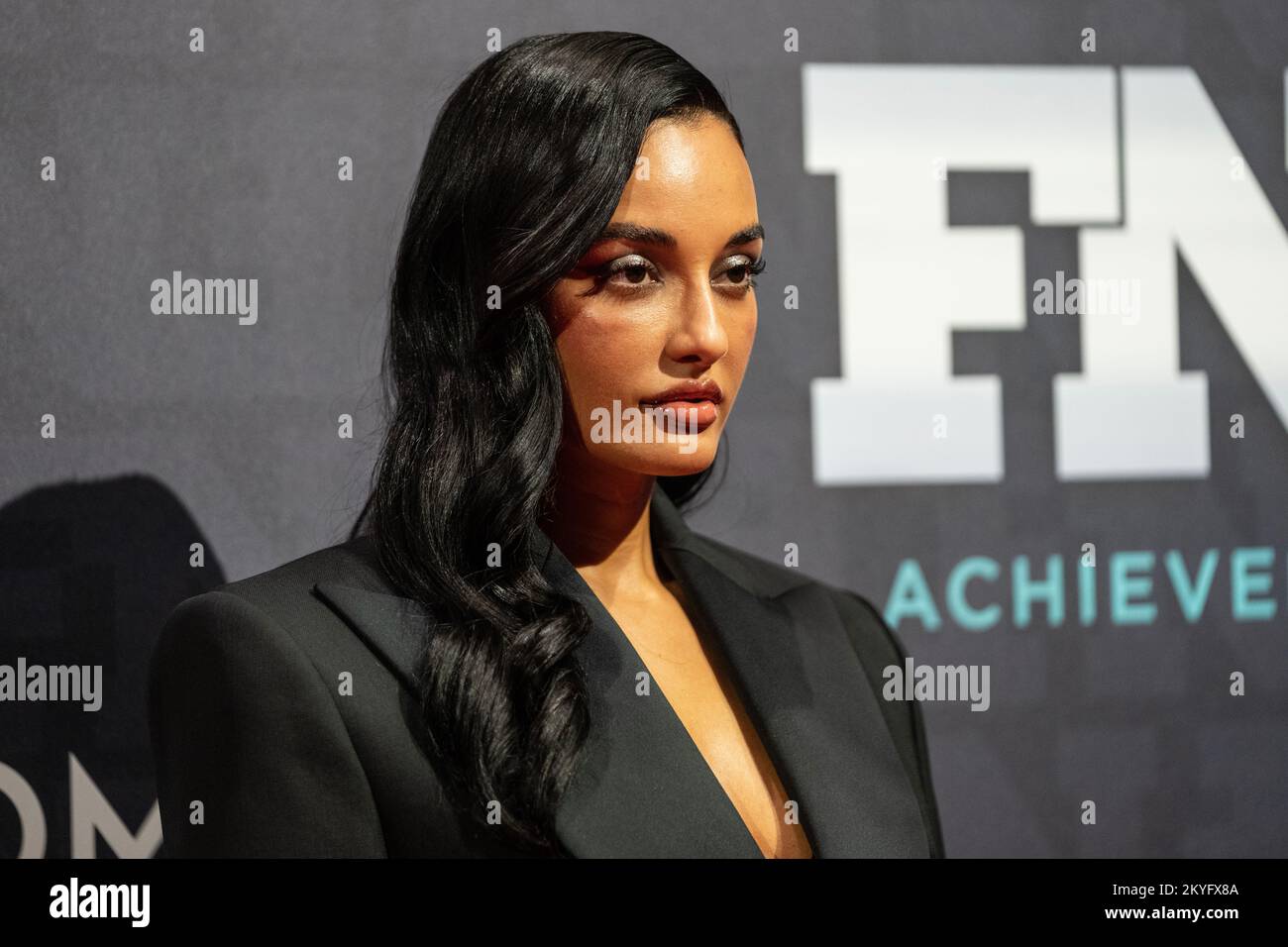 Amina Muaddi partecipa ai Footwear News Achievement Awards 2022 al Cipriani South Street di New York il 30 novembre 2022 Foto Stock