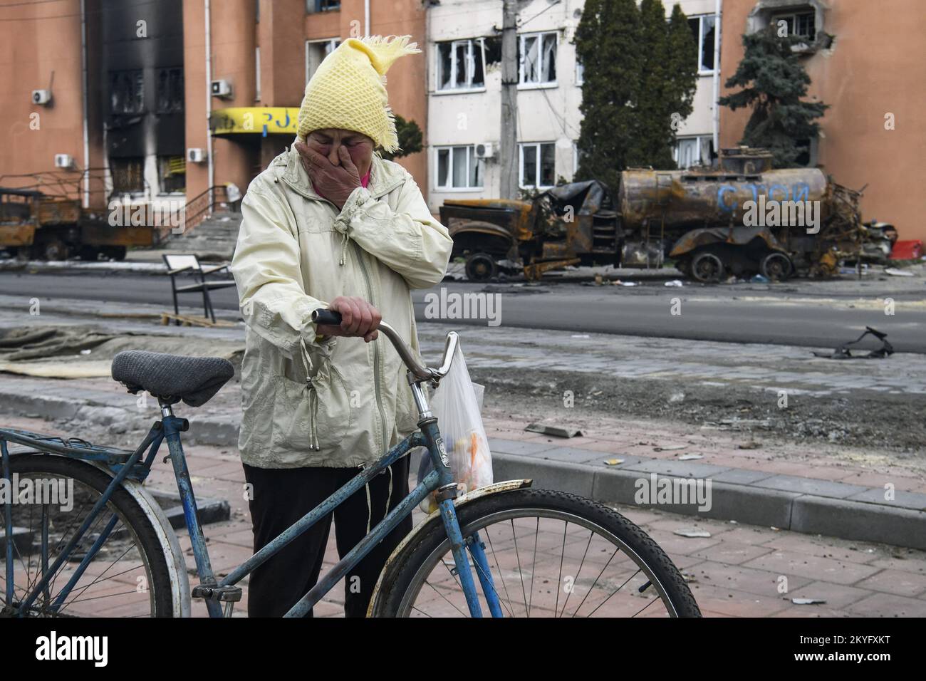 Borodianka, Ucraina. 06th Apr 2022. Una donna Ucraina grida vicino a edifici distrutti in Borodianka, situata a nord-ovest di Kyiv, martedì 5 aprile 2022. L'Unione europea sta valutando la possibilità di adottare una nuova serie di sanzioni contro la Russia dopo aver condannato le azioni denunciate nelle città ucraine occupate dalle truppe russe. Foto di Vladyslav Musienko/UPI Credit: UPI/Alamy Live News Foto Stock