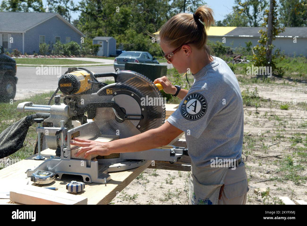 Uragano Katrina, Gulfport, signorina, 27 aprile 2006 - il membro AmeriCorps*NCCC Meredith MacMillan di Hudson, Ohio, gestisce una sega presso un sito di lavoro Harrison County Habitat for Humanity. AmeriCorps*NCCC collabora con Harrison County Habitat per costruire bunkhouses per i volontari di recupero della costa del Golfo. George Armstrong/FEMA Foto Stock