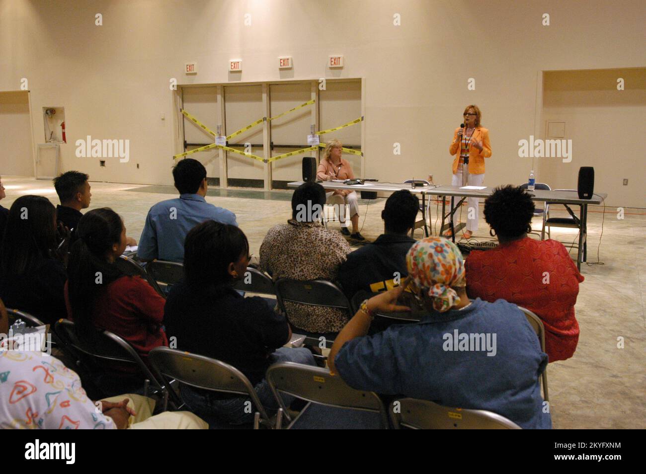 Hurricane Katrina, Biloxi, signorina, 24 aprile 2006 -- Carolyn Galardo, FEMA Katrina Disaster CORE Program staff Chief, briefing il Joint Field Office (JFO) staff sulle procedure di assunzione per le POSIZIONI PRINCIPALI in Mississippi. CORE è l'acronimo di The Cadre of Response and Recovery employees che verrà assunto localmente per il personale dell'ufficio di recupero transitorio (TRO). George Armstrong/FEMA Foto Stock