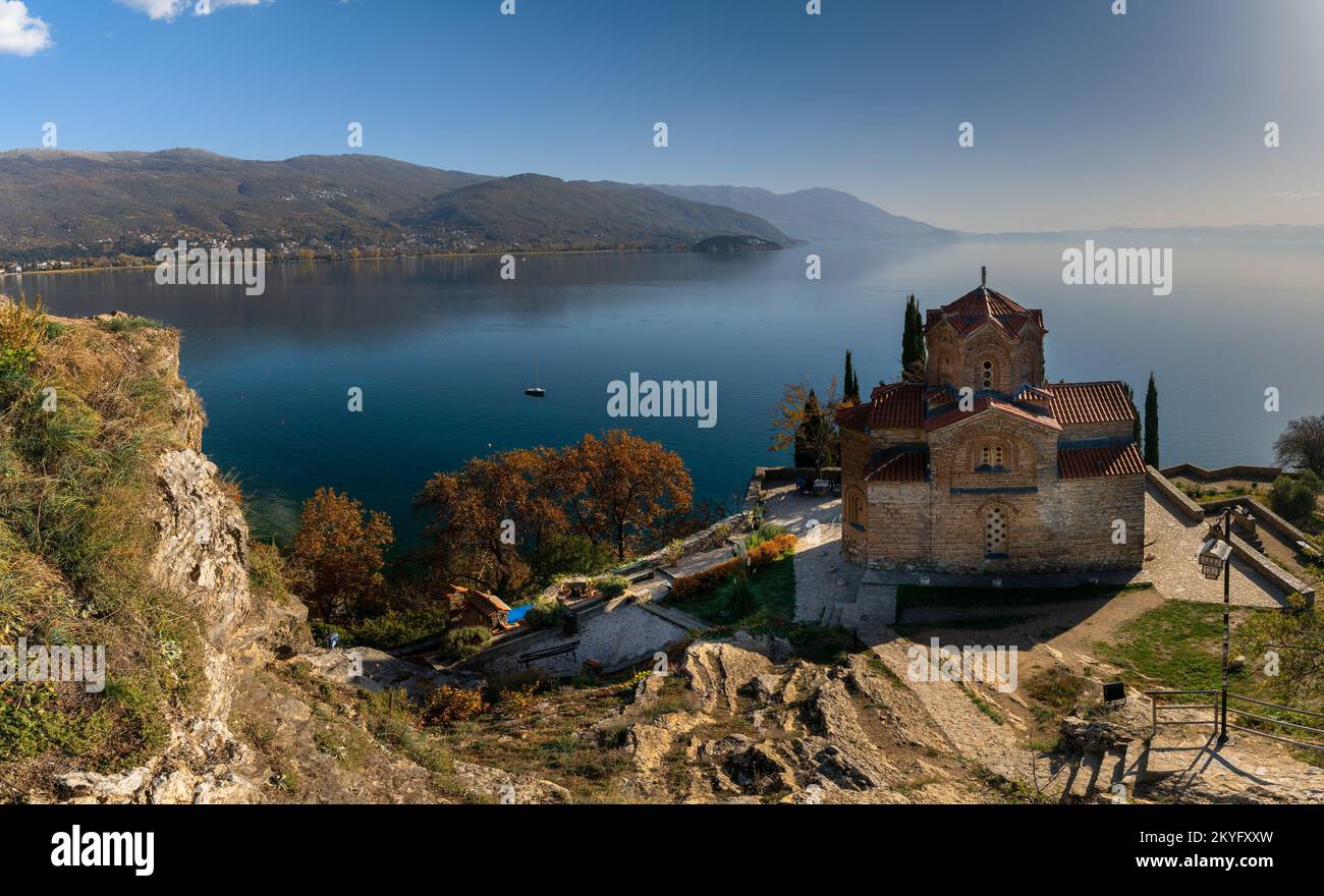 Ohrid, Macedonia del Nord - 1 novembre, 2022: Vista della chiesa di San Giovanni e del lago di Ohrid in Macedonia del Nord Foto Stock